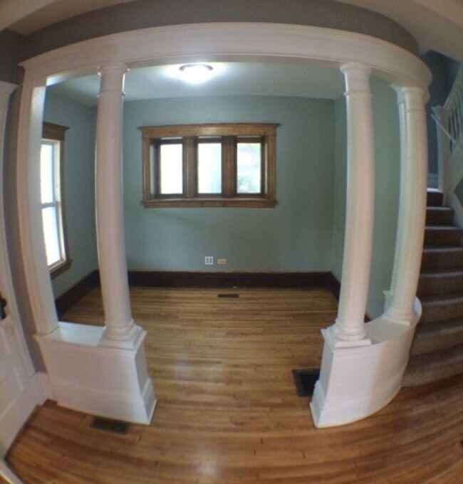 Building Photo - Amazing 5BD/3BA House in Uptown! New kitch...