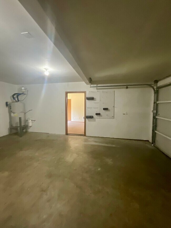 Building Photo - Spacious 3 Bedroom, 2 Bathroom Home!