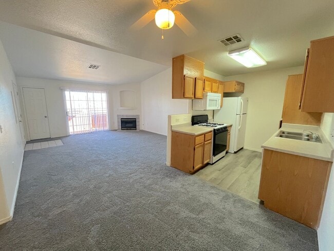 Building Photo - SPACIOUS AND BRIGHT 2 bed/2 bath In gated community