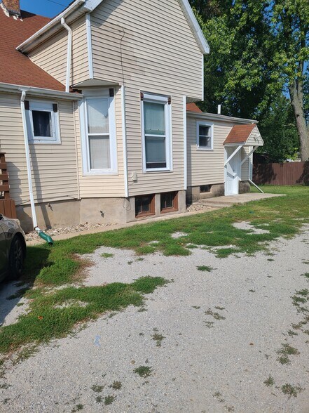 Building Photo - 914 S Center St