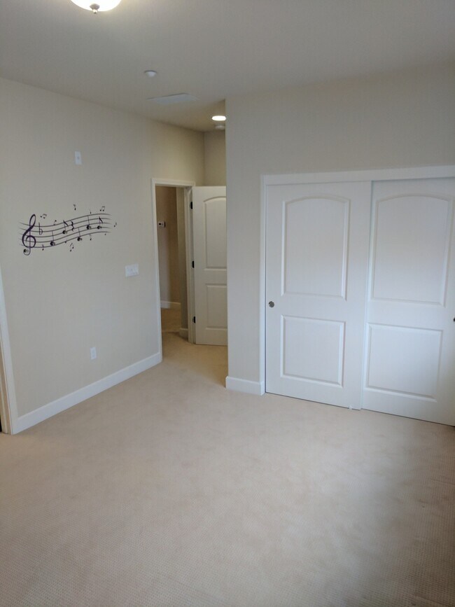 Building Photo - Luxury 3 bedroom 3 bath located in great a...