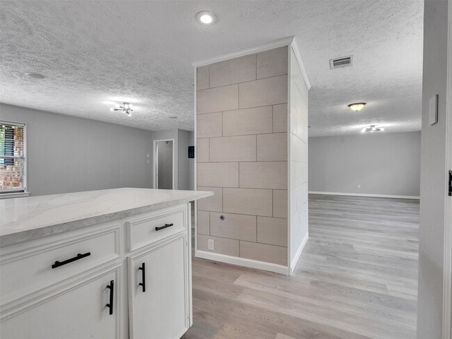 Building Photo - 3202 Lakehaven Dr