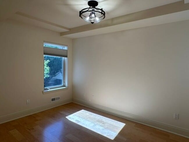 Building Photo - Epic REA- Serene 2 BR/1 BA Flat w/Private Deck & Yard in Lone Mountain