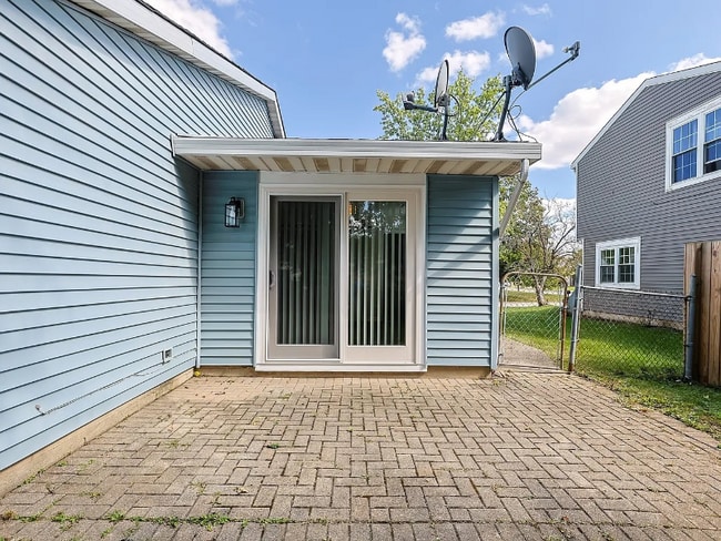 Building Photo - 1064 Crestwood Ln