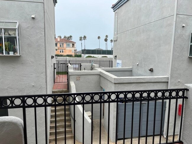 Building Photo - 2Bed/2.5Bath Condo Near Downtown Oceanside...