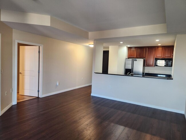 Building Photo - $1000 off Frist Months Rent! Beautiful 1 b...