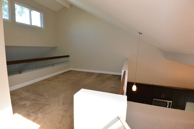 Building Photo - Beautiful Remodeled 2 Bed 2.5 Bath Condo in Pacific Ranch
