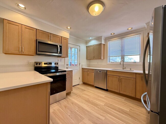 Building Photo - 909 Ouray Ave