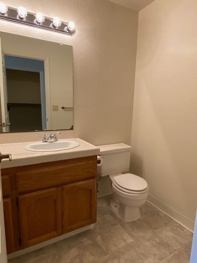 Building Photo - Roseville home with large backyard