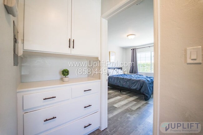 Building Photo - 4237 Swift Ave