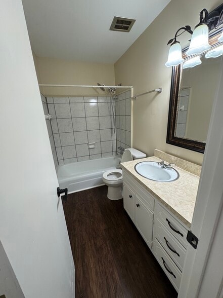 Building Photo - 1010 Country Club Rd