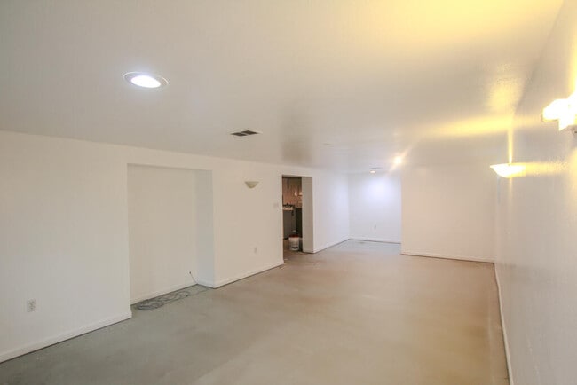Building Photo - 5017 N Bay Ridge Ave