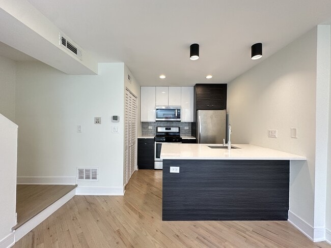 Building Photo - 949 W Grace St