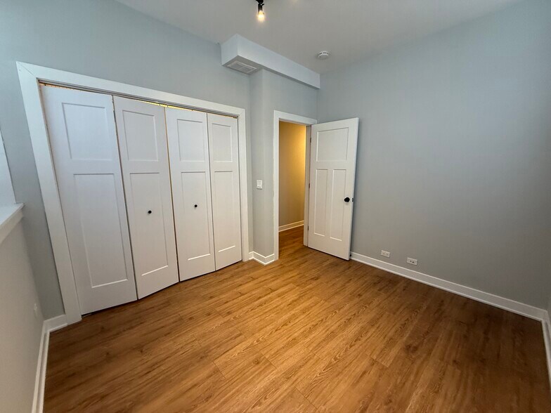 Building Photo - 2215 W Eastwood Ave