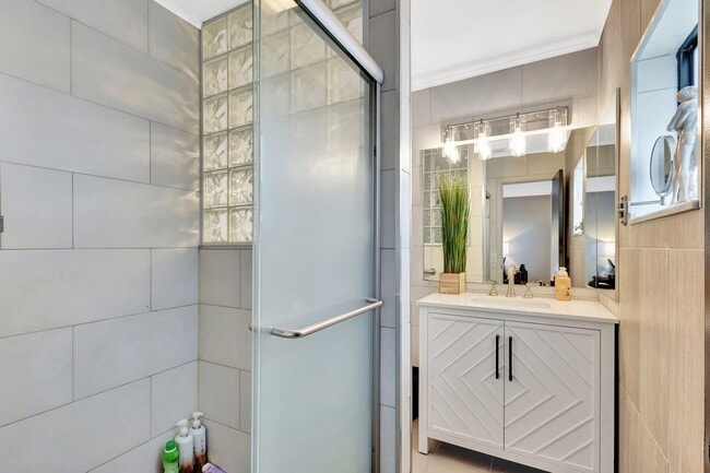 Building Photo - 932 Evergreen Dr