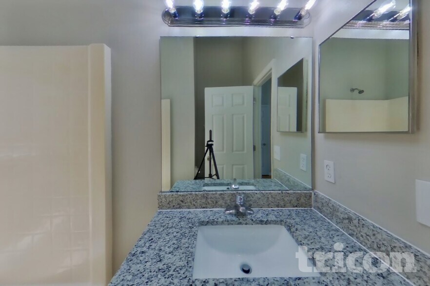 Building Photo - 17128 Woodcrest Way