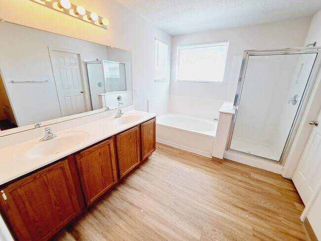 Building Photo - 3 bed 2 bath home in Huning Ranch. Great Yard!