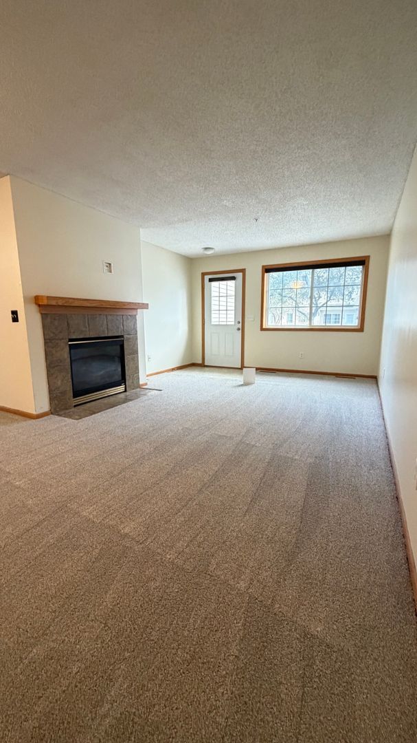 Building Photo - Freshly painted 3BD/2BA Townhome * Rosemount * Available Now