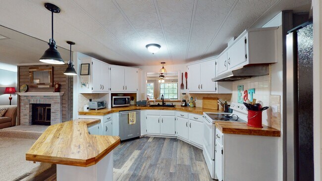 Building Photo - 358 Old Chism Trail