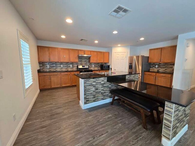 Building Photo - A Fabulous 5 Bedroom Home in Henderson