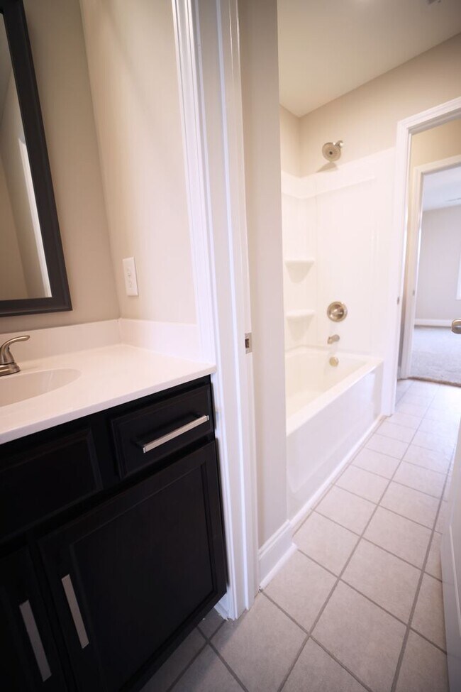 Building Photo - 220 Drayton Dr