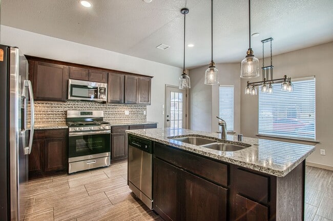 Building Photo - Beautiful 3 bed-2 baths with Casa Club/Gym...
