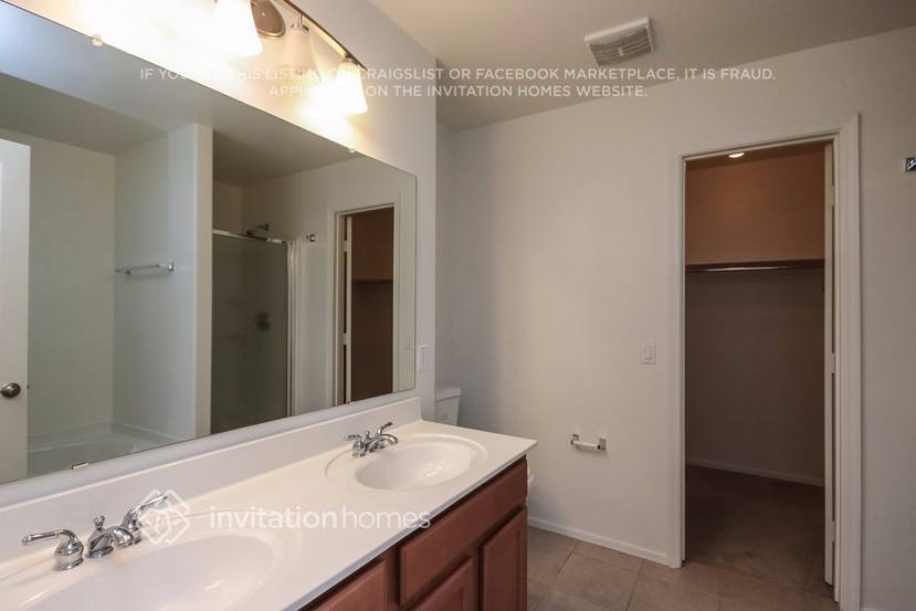 Building Photo - 7041 W Mercer Ln