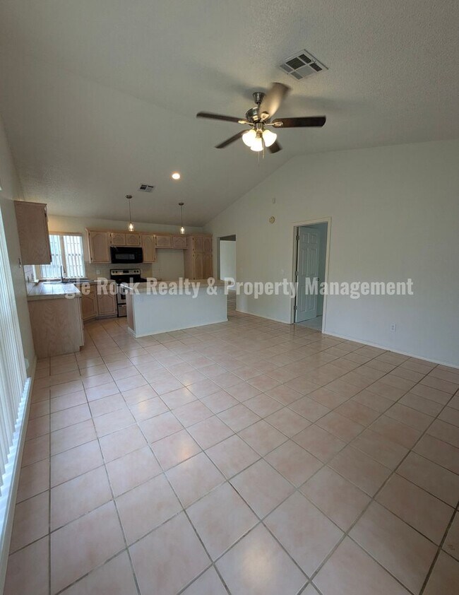 Building Photo - 1304 N Umbrella Ave