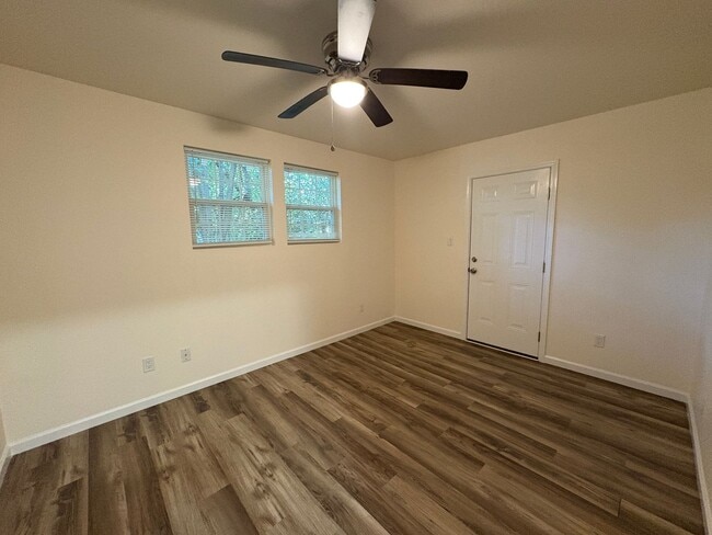 Building Photo - Affordable and Adorable Duplex in Enderly ...