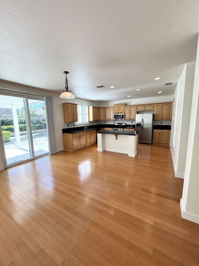 Building Photo - 4 Bedroom / 3 Bathroom Home in Elk Grove – Bedroom & Full Bath Downstairs SEE VIDEO