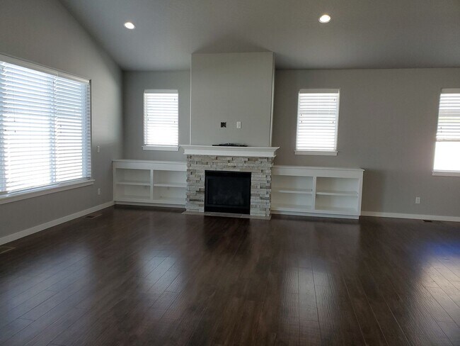 Building Photo - Immaculate Custom 3 bdrm Home for rent in the Montrose developement!