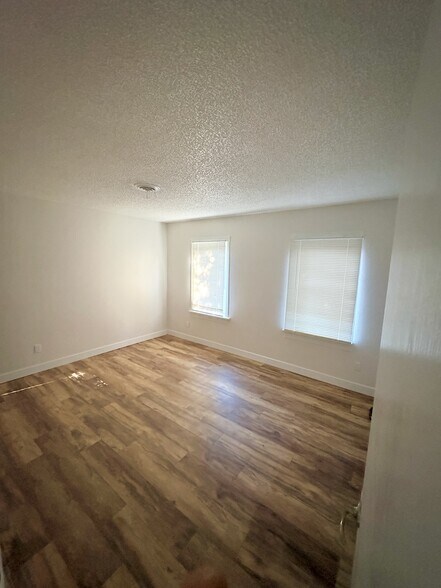 Building Photo - 411 E Plum St