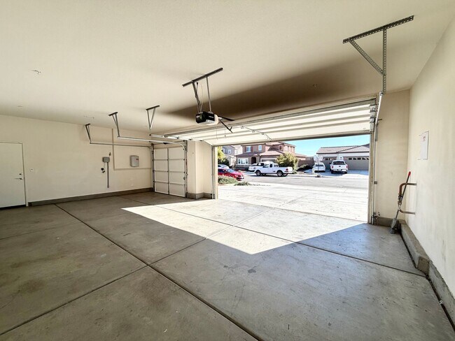 Building Photo - Solar Powered 4 Bedroom 3.5 Bath Sagewood Home with Private Casita & 3 Car Garage