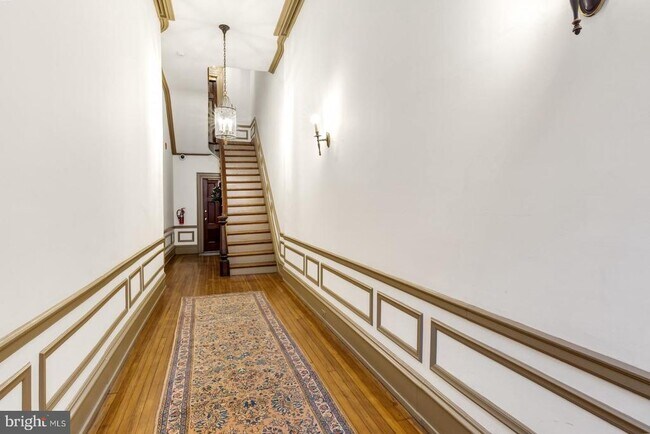 Building Photo - 323 S 17th St