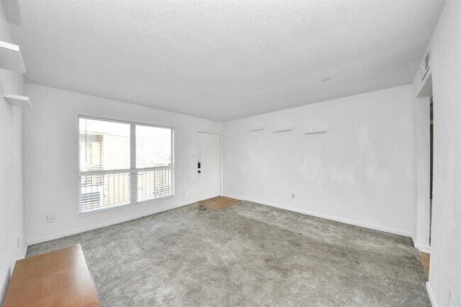 Building Photo - 8100 Creekbend Dr