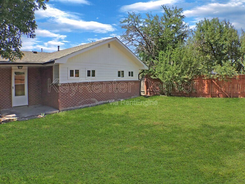 Building Photo - 1995 Ingalls St