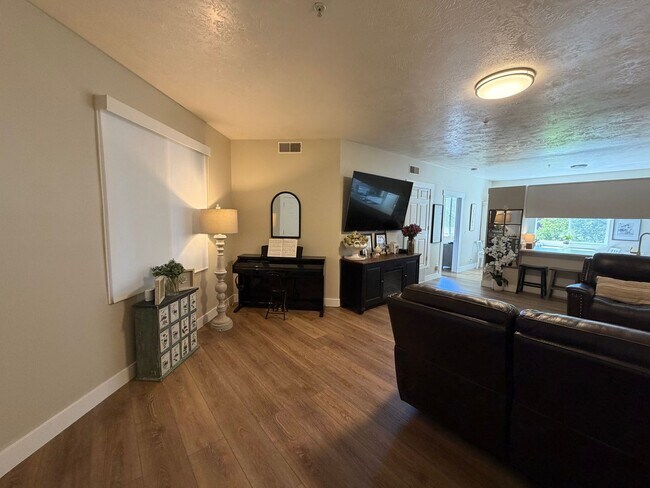 Building Photo - Charming 55+ Condo with Indoor Pool & Mountain Views in American Fork