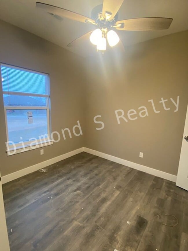 Building Photo - Gorgeous 4 Bedroom Ozark House Coming Earl...