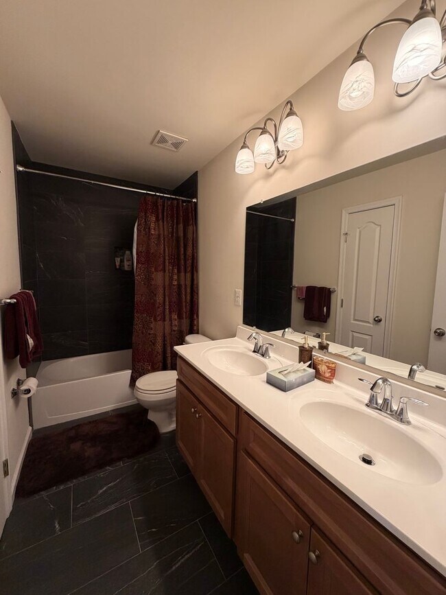 Building Photo - Mockingbird Cr Townhouse Available!!!