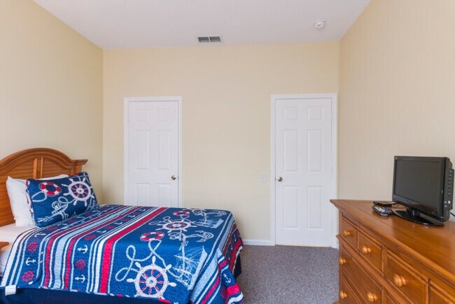 Building Photo - 8171 Fan Palm Way