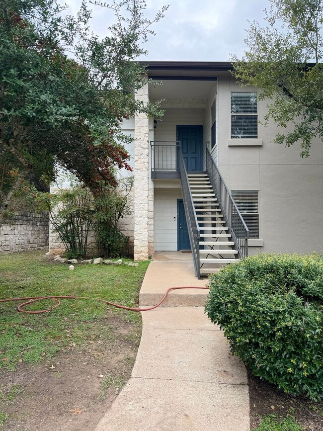 Building Photo - Hill Country Condo