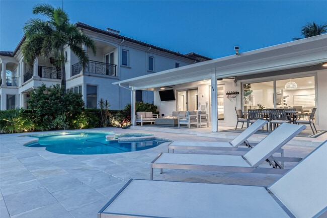 Building Photo - 2005 N Riverside Dr