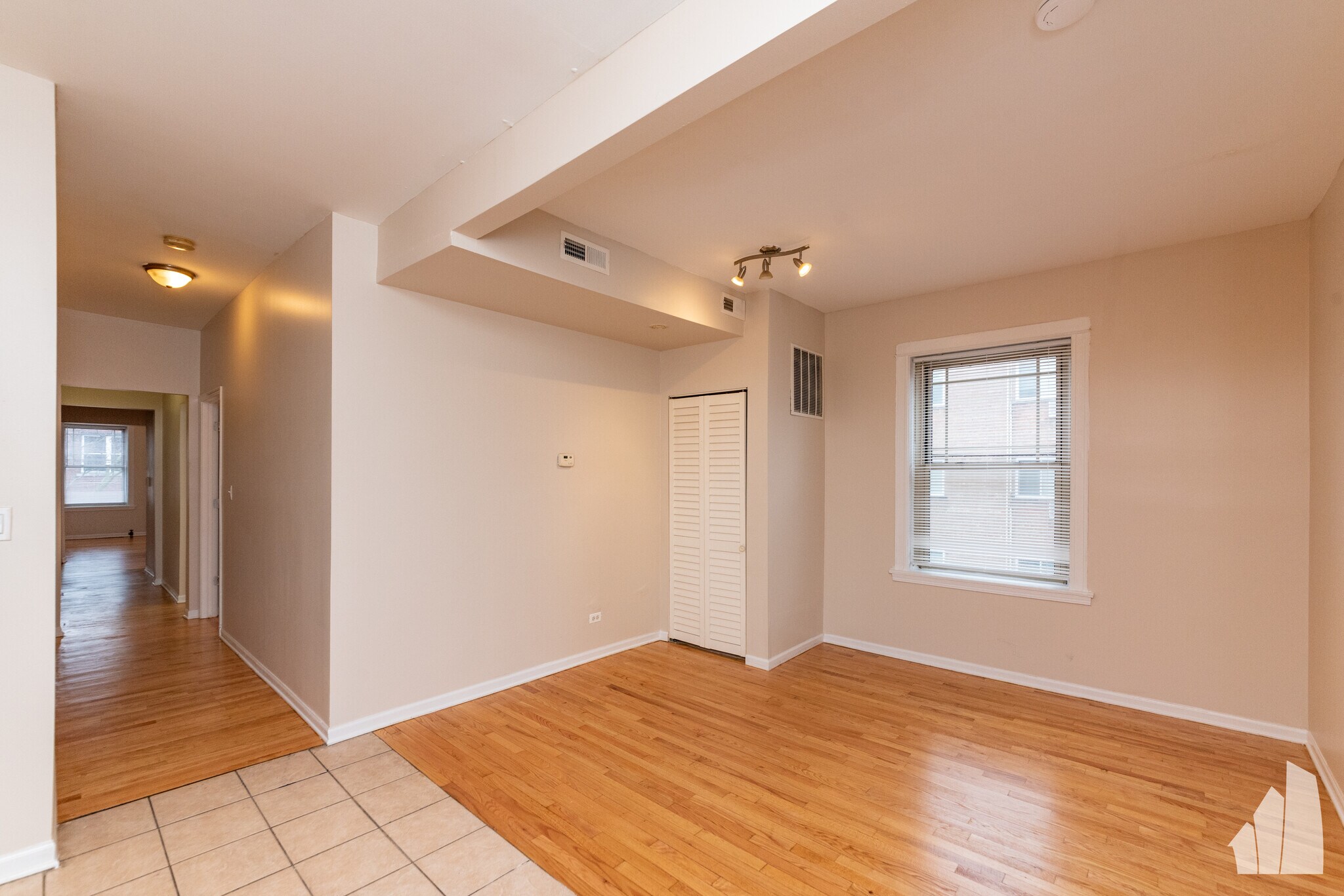 Building Photo - 7505 N Greenview Ave