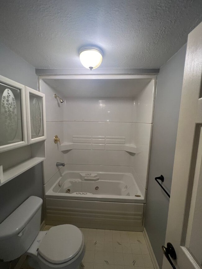 Building Photo - 3 bedrooms/2 bathrooms with detached 2 car...