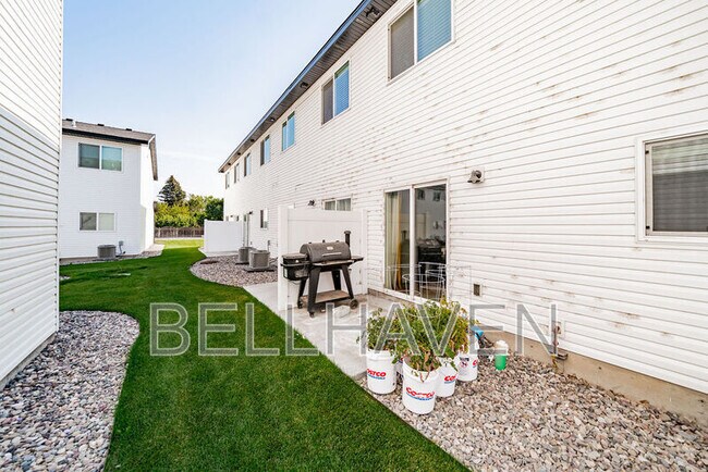 Building Photo - 380 S 3rd W