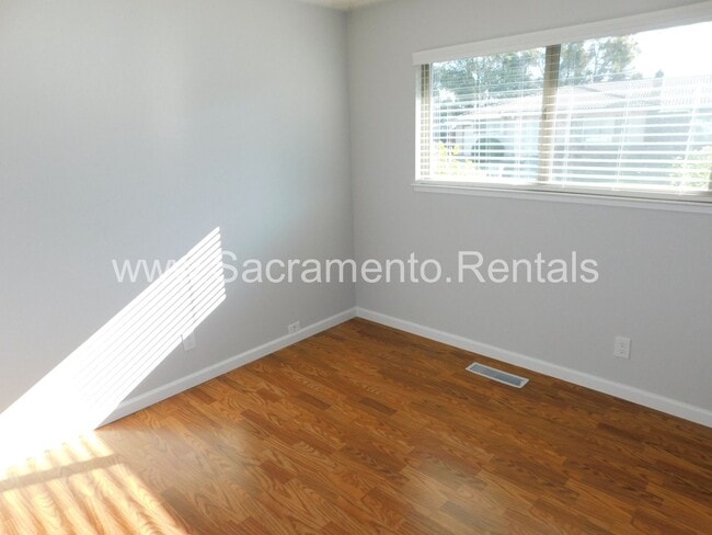 Building Photo - Wonderful Sierra Oaks 3bd/2ba Duplex with 2 Car Garage