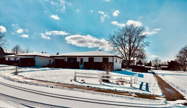 Building Photo - Home Sweet Home with Fenced Backyard