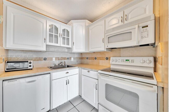 Building Photo - 751 Pine Dr