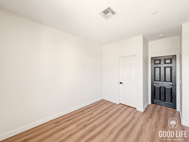 Building Photo - Stunning 3BD/2.5BA Townhouse in Eastlake W...