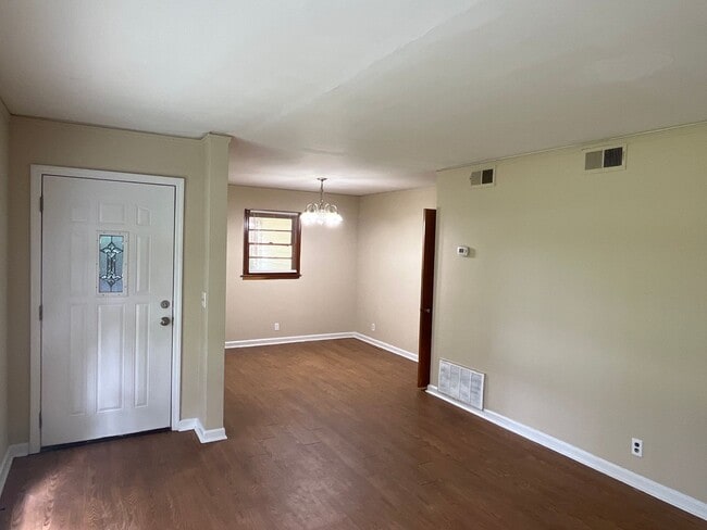 Building Photo - **ON HOLD**3 Bedroom / 1 Bathroom Home for...